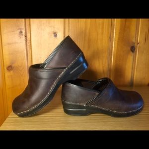 Dansko clogs- Dark Brown- Sz 40